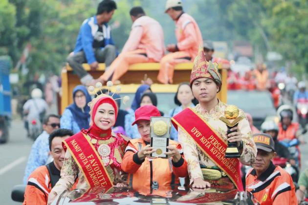 Pasukan Orange Bawa Piala Adipura Keliling Kota Kotamobagu