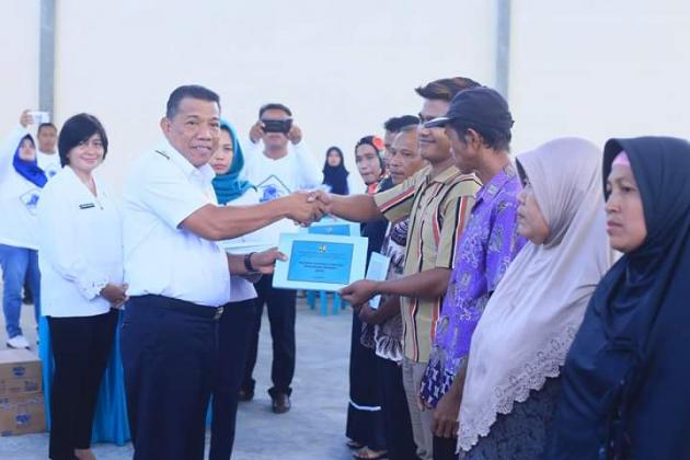 Depri Pontoh Serahkan Bantuan BSPS  Kepada Masyarakat