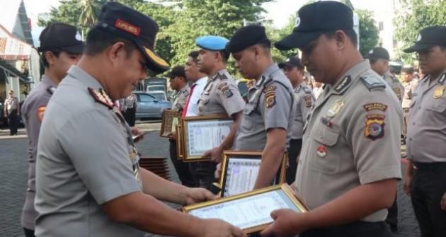 Kapolres Serahkan Penghargaan Kepada 15 Angota Polresta Manado