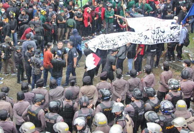 Antisipasi Demo Anarkis 180 Polwan Cantik Berjaga  Saat Unjuk Rasa di Kantor DPRD Sulut