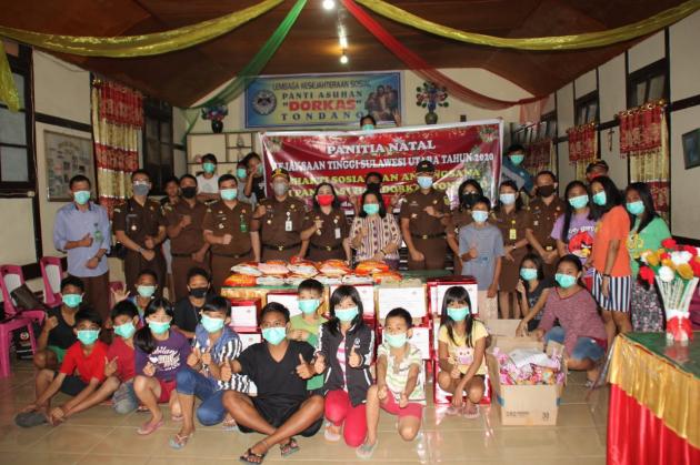 Semarak Natal, Keluarga Besar Kejati Sulut Anjangsana dan Bhakti Sosial di Panti Asuhan Dorkas Tondano