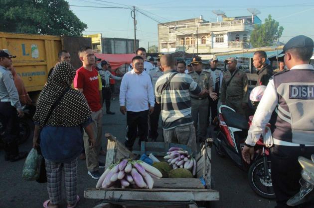 Nayodo Pantau Aktivitas Jual-Beli di Pasar Serasi