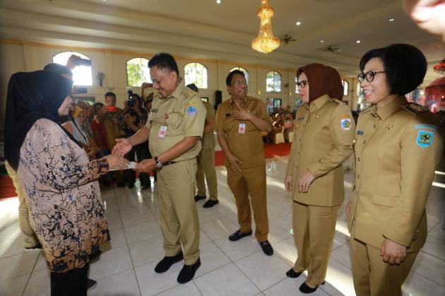 Wali Kota Kotamobagu Dampingi Gubernur Serahkan Sertfikat Tanah