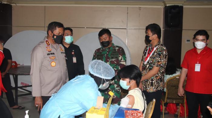 Kapolda Sulut Tinjau Vaksinasi Massal GMNI di Manado