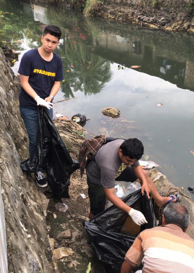 Gerakan #masadepan Bersama Warga Bersihkan Sungai