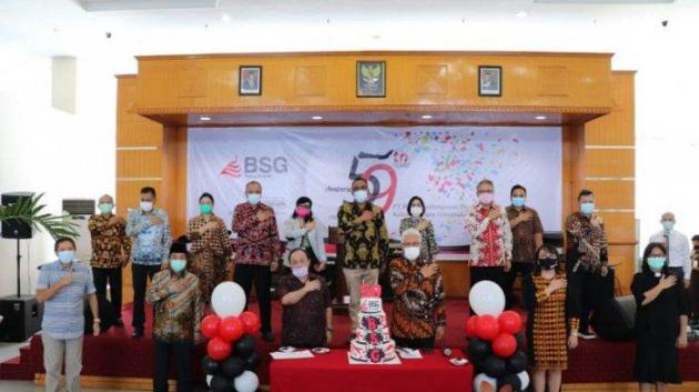 SOLID: Jajaran Direksi, Komisaris dan pejabat utama Bank SulutGo melaksanakan ibadah dan seremoni sederhana dalam rangka HUT ke-59 Torang pe Bank