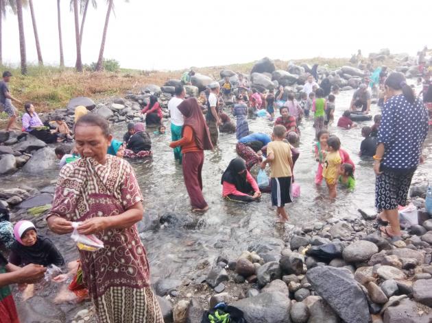 Ratusan Masyarakat Ikut Mandi Safar