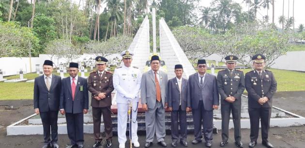 Peringati HUT Daerah, Tabur Bunga Makam Pahlawan