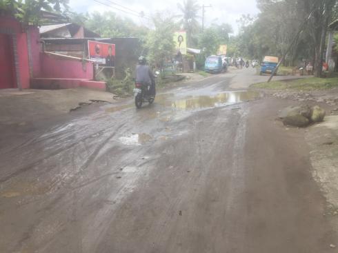 Jalan Sungai Barito Rusak Parah