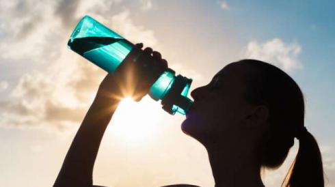 Bahayanya Minum Air Dengan Posisi Berdiri