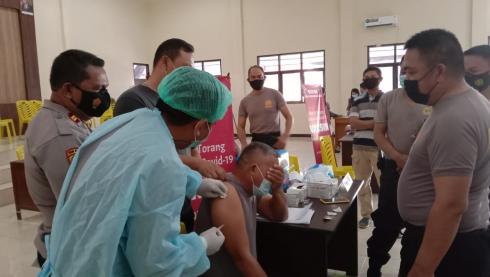 Ratusan Personel Polres Minsel  Jalani Vaksinasi COVID -19 Tahap Kedua