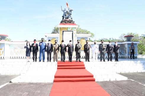Peringati Hari Pahlawan Danlantamal VIII Ziarah Di TMP Kairagi Manado