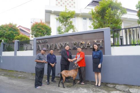 Luwansa Hotel Manado Salurkan Hewan Kurban 