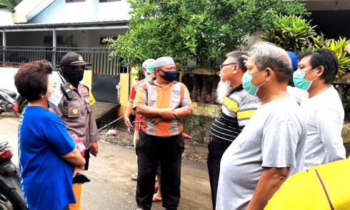 Tinjau Korban Banjir Malendeng, Kapolsek Tikala Dampingi Wakil Ketua DPRD Manado  Salurkan Bantuan
