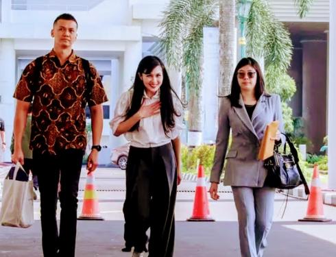 Tak Lusuh, Justru Tebar Senyum Penampilan Perdana  Sandra Dewi