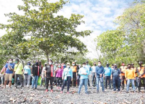 Lomban Ingatkan Bahaya Sampah Plastik