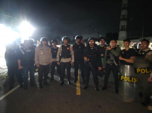 Jalan AKD di Blokade, Polres Bolmong di Bantu TNI Bergerak Cepat