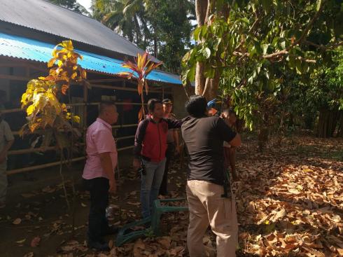 Astaga,Tukang Batu Ditemukan Gantung Diri Di Pohon Lansat