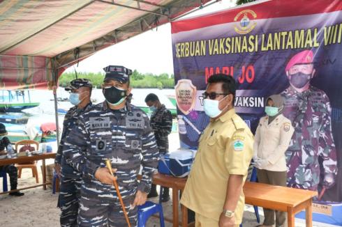 Brigjen Ariwijaya Tinjau Lansung Pelaksanaan Vaksinasi Covid-19 Dosis Kedua Di Desa Nelayan 