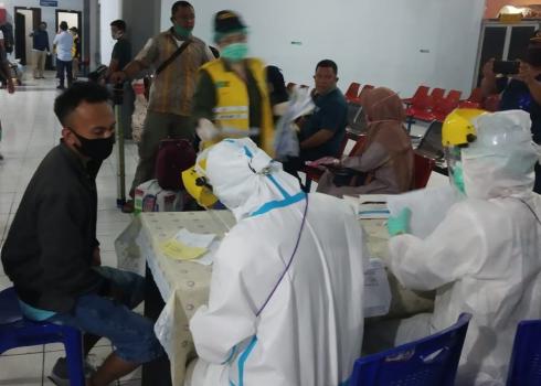 Ratuasan  Penumpang Tiba dipelabuhan,Pemkot Gelar Rapid Test