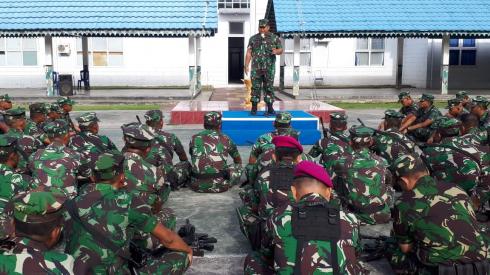 DIHADAPAN RATUSAN PRAJURIT DANYON MARINIR BITUNG BERI PENGARAHAN TENTANG   MEDSOS