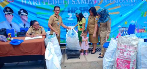 DLH Beli Sampah Botol Plastik Milik Warga