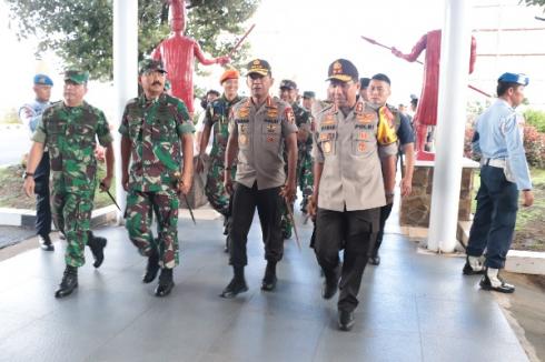 Tiba di Manado Kapolri dan Panglima TNI Dijemput Forkompinda