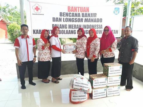 PMI Bolsel Serahkan Bantuan Korban Bencana Manado