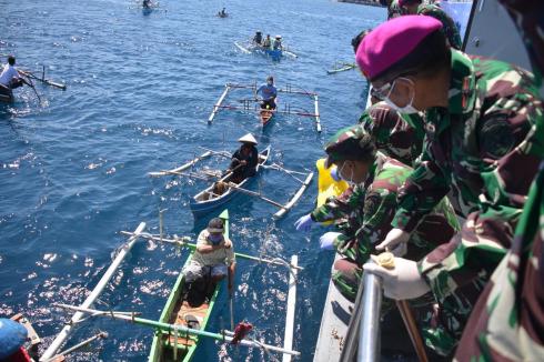 Lantamal VIII Gelar Peduli Kasih Covid-19 Bantu Nelayan Manado