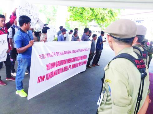 Warga Pulau Bangka â€˜Dudukiâ€™ Kantor Gubernur