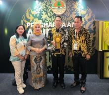 Wakil Walikota Bitung Hengky Honandar Menerima Penghargaan Adipura Tahun 2023