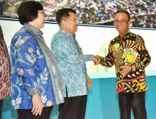 Hontong Terima Adipura dari Jusuf Kalla