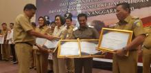 Bupati Boltim Terima Penghargaan Dari Gubernur Sulut