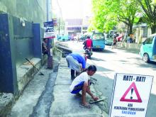 Dinas PUPR Tutup Lubang Drainase di Samping Gedung Djoeang