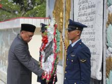 Gubernur Pimpin Ziarah Hari Pahlawan di TMP Kairagi 