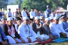 Pemkab Sholat Kembar Ied di Lapangan Boroko