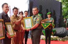 Sekda Bolmong Terima Penghargaan dari Pangdam XIII Merdeka