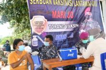 Tidak Kenal Waktu, Tim Vaksinator TNI AL Terus Lakukan Serbuan Vaksinasi Covid-19