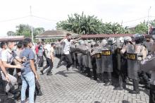 Dirsamapta dan Dansat Brimob Polda Sulut Pimpin Latihan Dalmas dan PHH