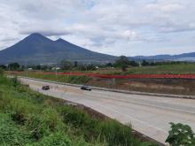 Relawan MM-HH OD-SK Bentangkan bendera sepanjang 1000 meter