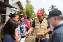 Wagub Steven Kandouw pada kegiatan penyaluran bantuan bahan pokok di Tomohon