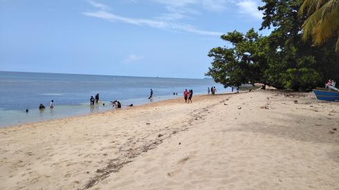 Pantai Rarumis Objek Wisata Pantai Dengan Pasir Putih Yang Menawan