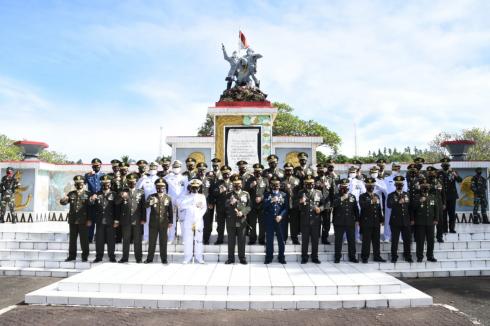 Danlantamal VIII Ziarah Ke TMP Kairagi Peringati HUT Ke-75 TNI 
