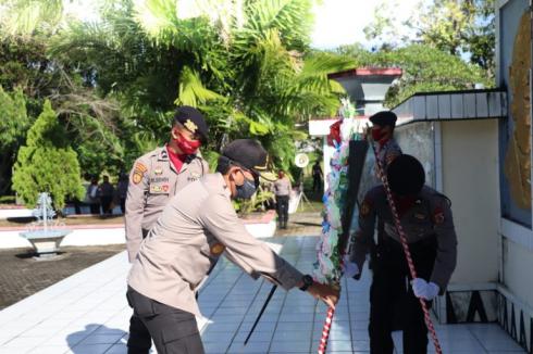 Peringati Hari Bhayangkara ke-74 Kapolda Sulut Pimpin Ziarah Rombongan ke TMP Kairagi Manado