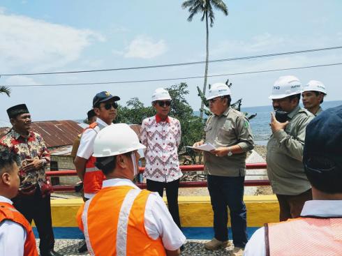Kajati dan TP4D Tinjau Pembangunan Jembatan di Pakuku Jaya