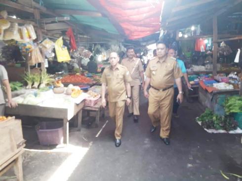 Bupati Sangihe Monitoring Harga Barang di Pasar Towo’e