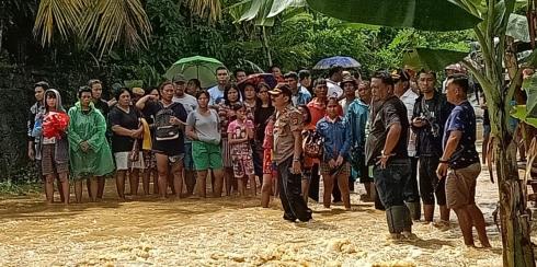 Personil Kepulauan Sangihe Turun Tangan Bantu Korban Tanah Longsor di Kampung Lebo