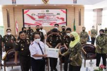 Peringati HBA ke-60 dan HUT IAD ke-20, Kejati Sulut Lakukan Bakti Sosial