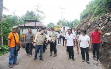 Sasingen- Palandung Pantau Pembangunan Jalan di Desa Batu Bulan