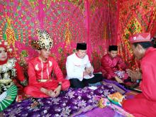 Bupati Iskandar Dijemput Adat Gorontalo